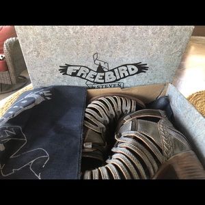 FREEBIRDS by Steven Wazee size 8 Ice Multi. Gorgeous sandals!